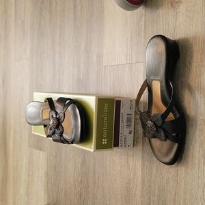 Naturalizer Jakarta black sandals 7w